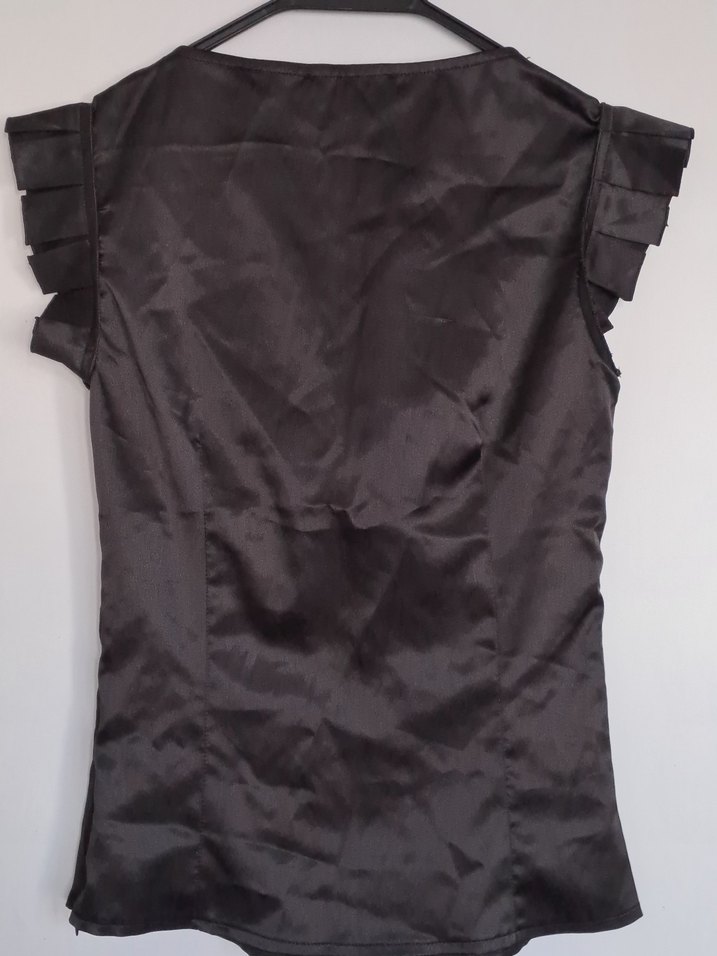 Saten Siyah V Yaka Fırfırlı Bluz - Görsel 3