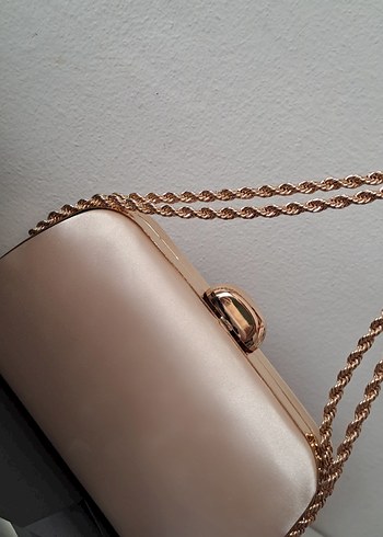 Zincir Detaylı Bej Kadın Portföy Çanta - Görsel 3