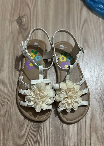 Çiçek Detaylı Beyaz Kız Sandalet - Görsel 2