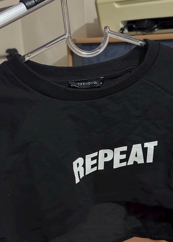 Kadın Siyah Baskılı Crop Sweatshirt - Görsel 2