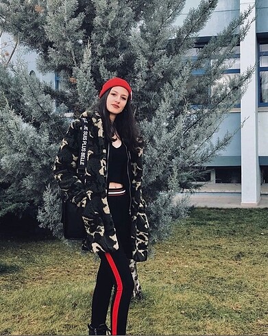 Kırmızı çizgili tayt