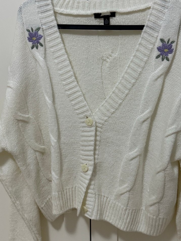 Nakışlı V Yaka Beyaz Triko Hırka - Görsel 2