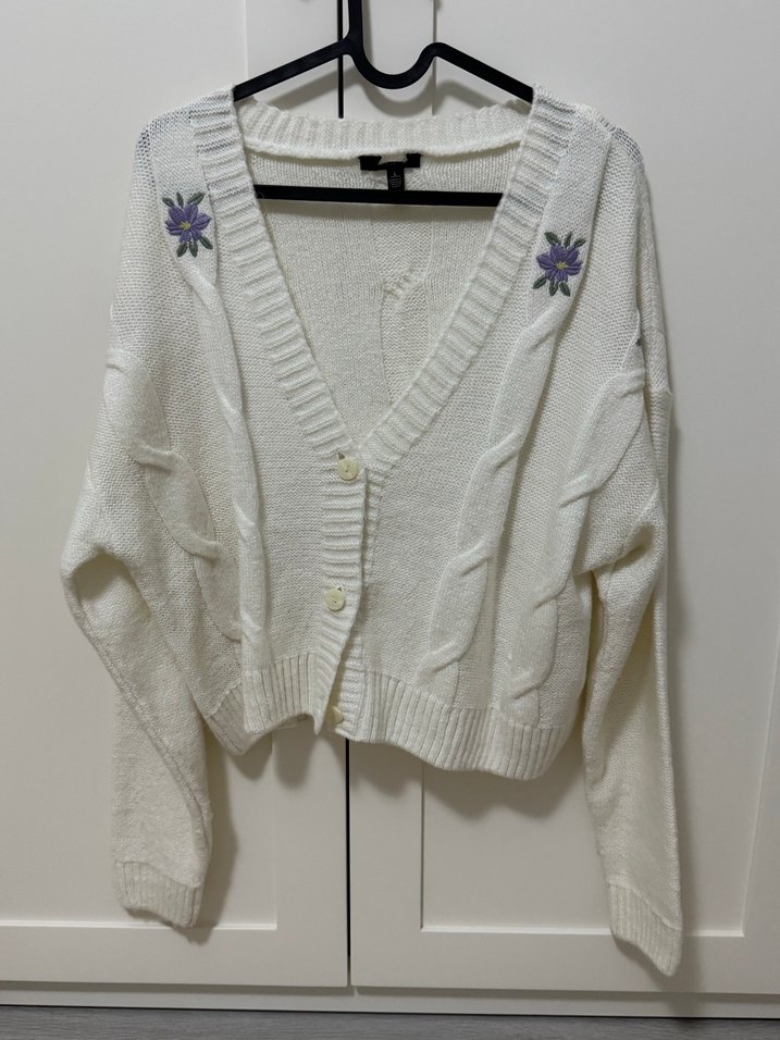 Nakışlı V Yaka Beyaz Triko Hırka - Görsel 3