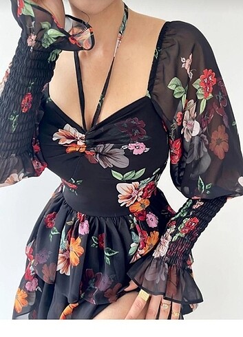 Siyah çiçekli elbise 