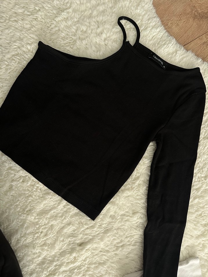 Siyah Kürklü Uzun Kollu Crop Top - Görsel 3