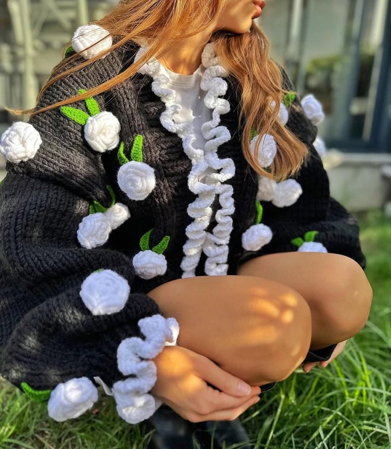 Siyah Nakışlı Kısa Örgü Kadın Hırka - Görsel 4