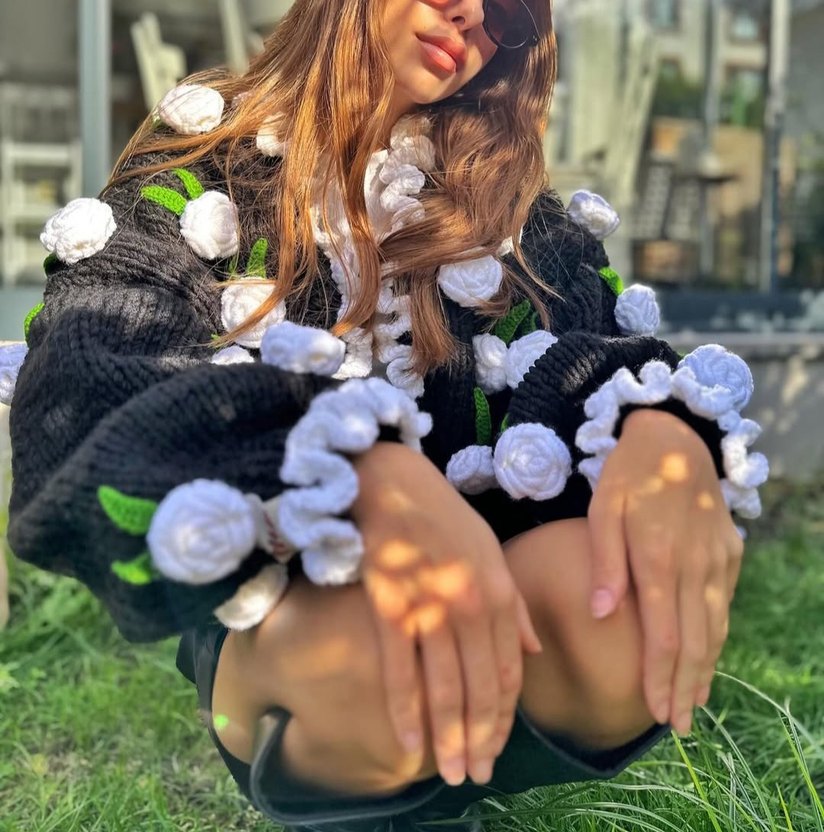 Siyah Nakışlı Kısa Örgü Kadın Hırka - Görsel 3