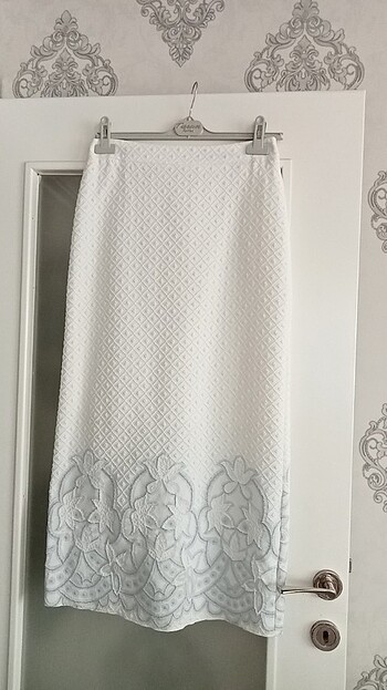 Beyaz ve mavi dar kalem etek