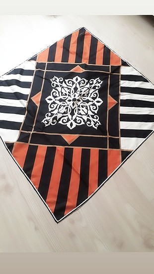 twil eşarp 