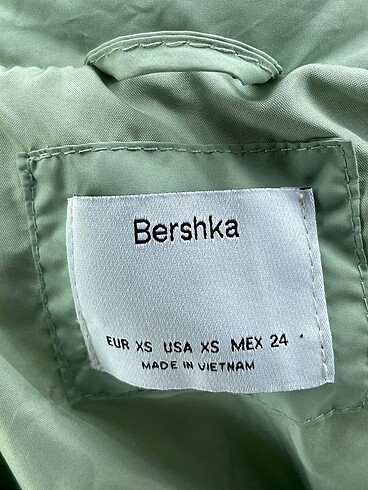 xs Beden çeşitli Renk Bershka Mont %70 İndirimli.