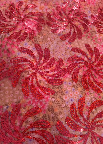 Kırmızı İşlemeli Parlak örtü - Görsel 2