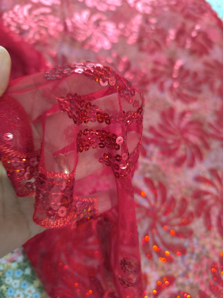 Kırmızı İşlemeli Parlak örtü - Görsel 3