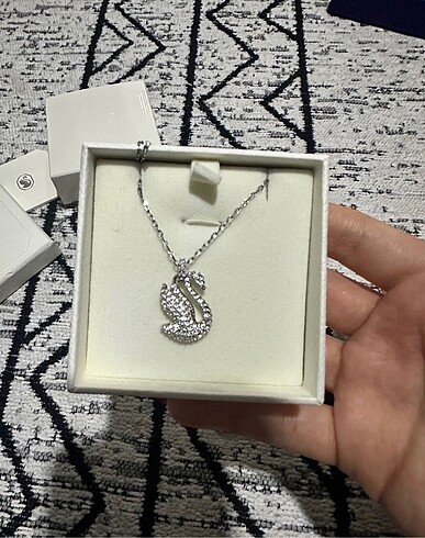 Beden gri Renk Swarovski Iconic Swan Kolye