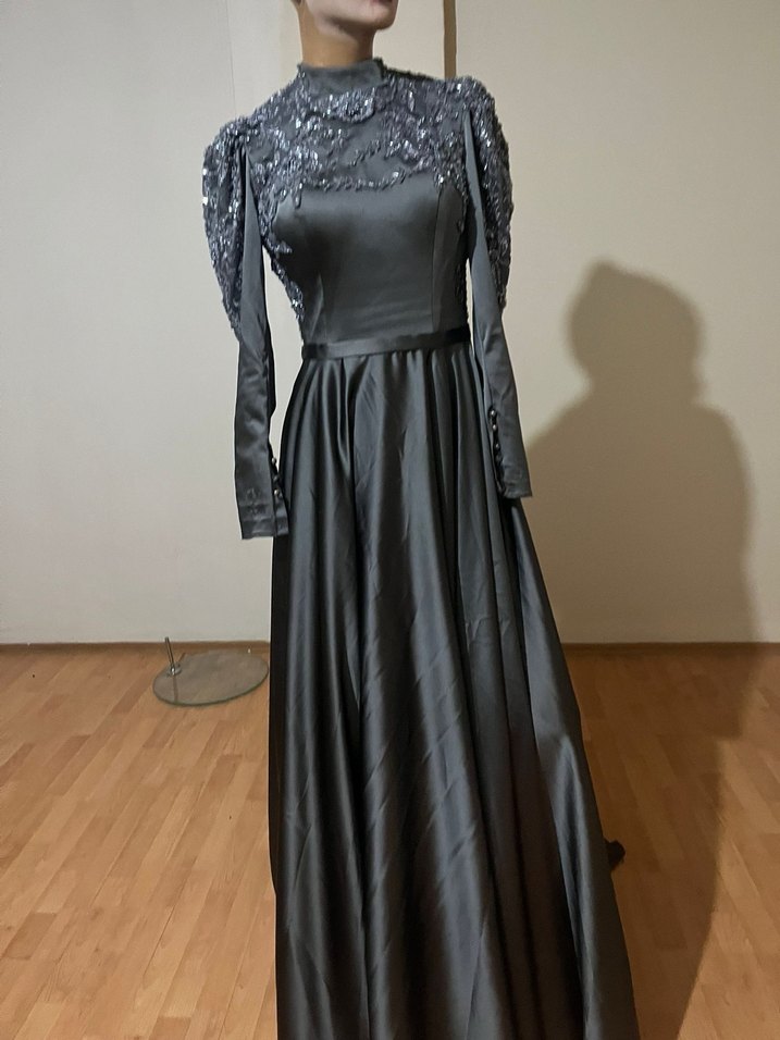 Gri İşlemeli Uzun Kollu Gotik Abiye Elbise - Görsel 4