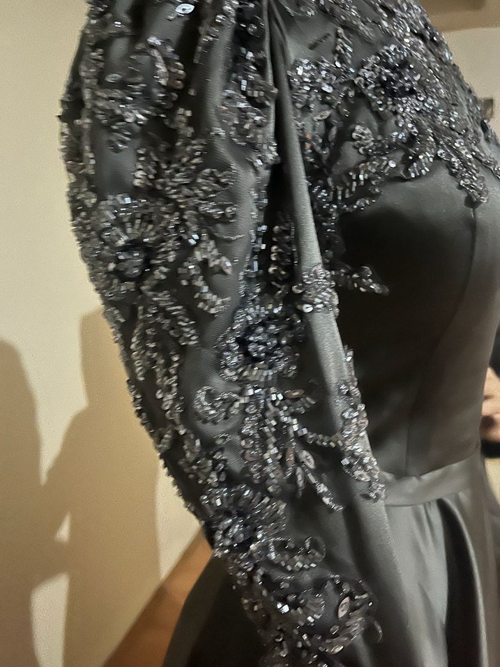 Gri İşlemeli Uzun Kollu Gotik Abiye Elbise - Görsel 3