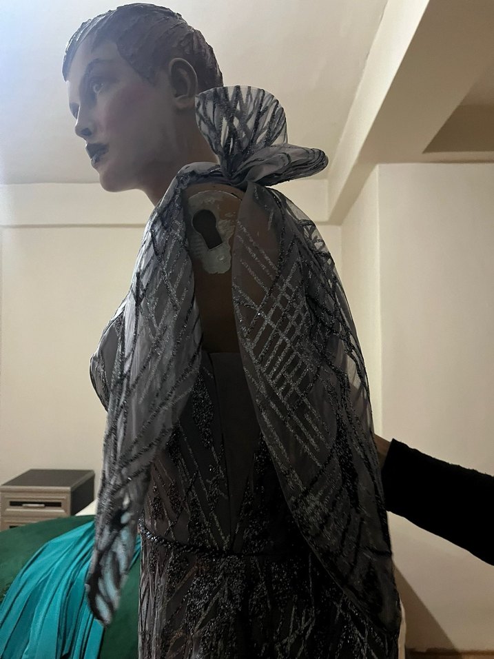 Drapeli V Yaka Uzun Gri Kadın Abiye Elbise - Görsel 3