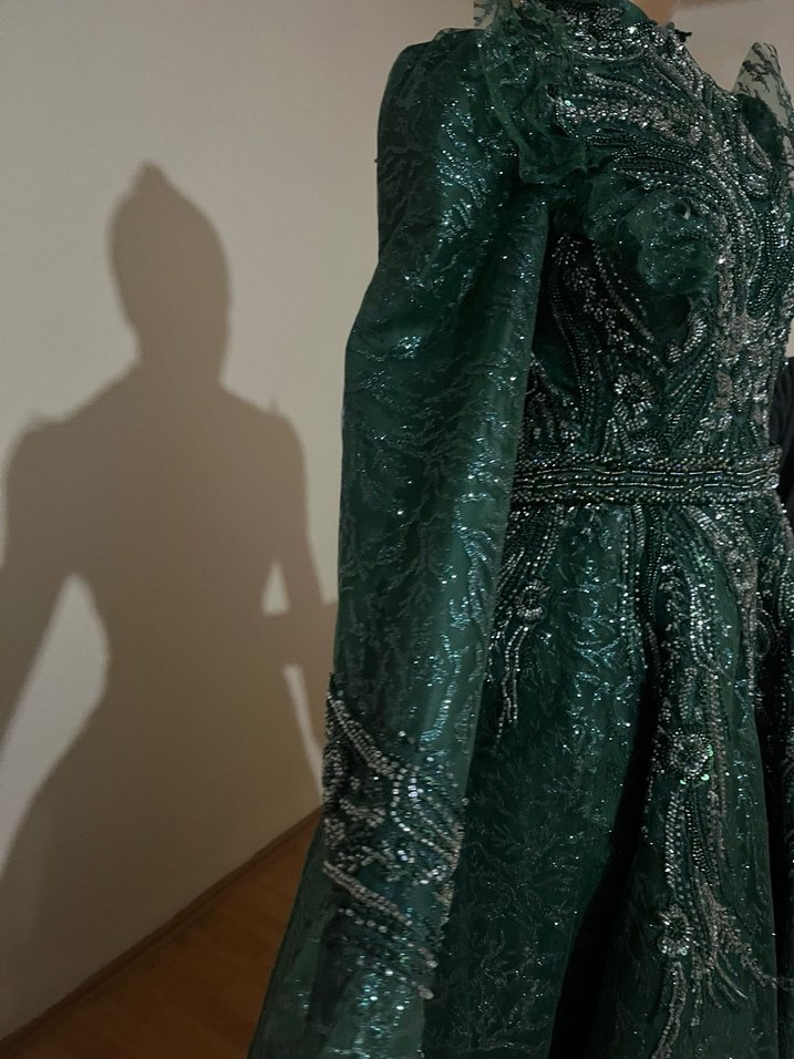 Uzun Kollu İşlemeli Yeşil Abiye Elbise - Görsel 2