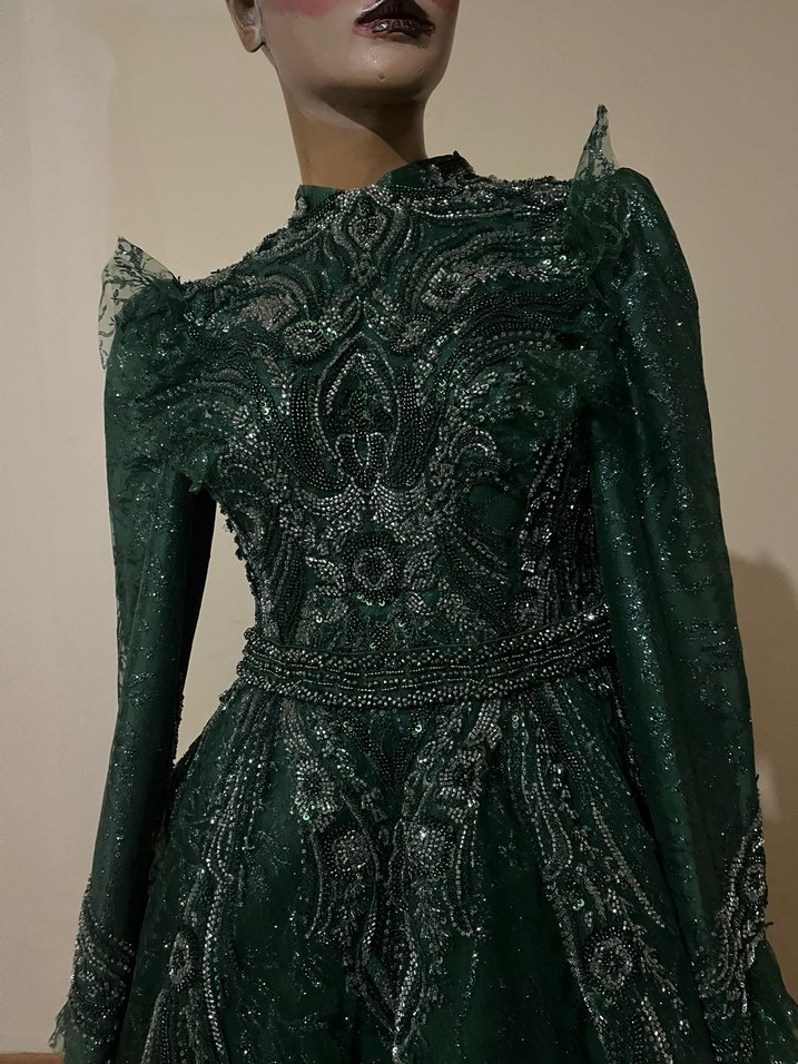 Uzun Kollu İşlemeli Yeşil Abiye Elbise - Görsel 3