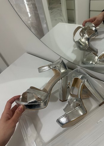 Gri Yılan Desenli Metal Topuklu Kadın Ayakkabı - Görsel 2