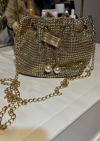 Zincir Detaylı Parlak Altın Kadın Çanta - Görsel 2