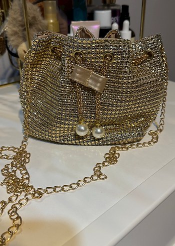 Zincir Detaylı Parlak Altın Kadın Çanta - Görsel 3