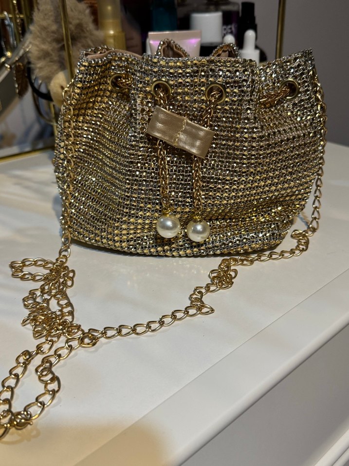 Zincir Detaylı Parlak Altın Kadın Çanta - Görsel 2