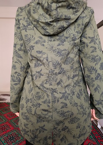 kadın önden bağlamalı yağmurluk kumaşlı haki yeşil ceket - Görsel 2