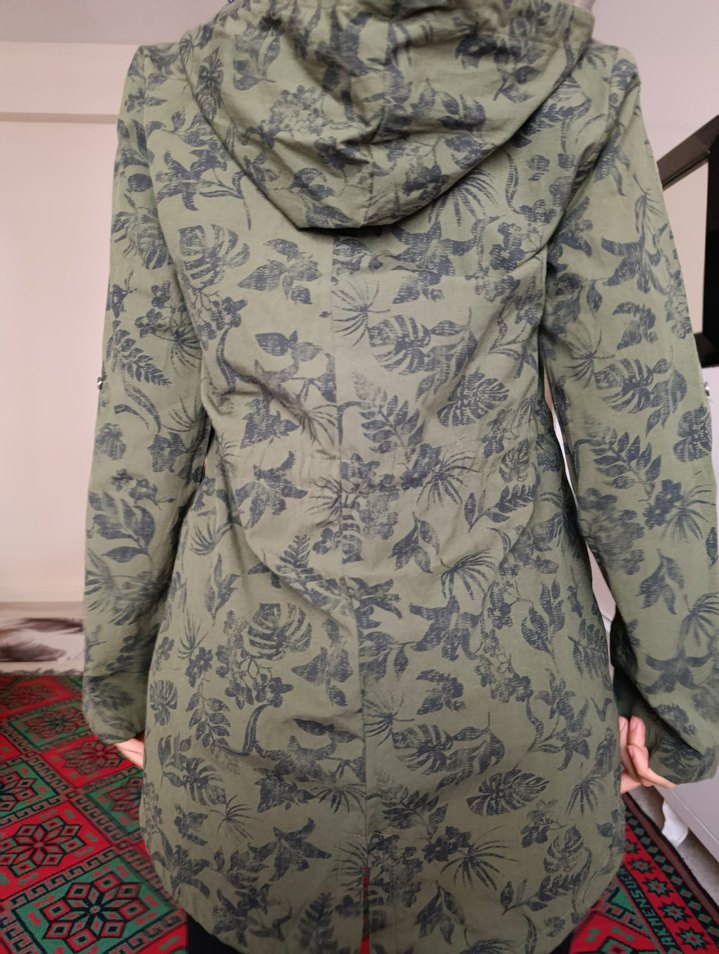 kadın önden bağlamalı yağmurluk kumaşlı haki yeşil ceket - Görsel 2