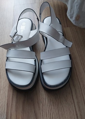Gri Bantlı Kadın Dolgu Topuklu Sandalet