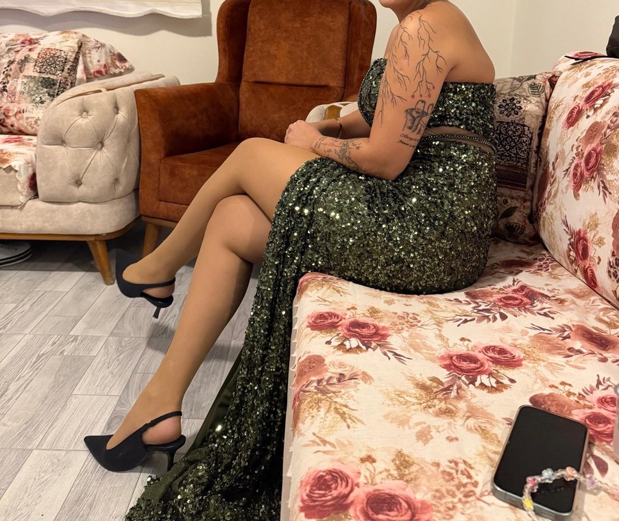 Parlak Altın Yılan Desenli Straplez Abiye Elbise - Görsel 4