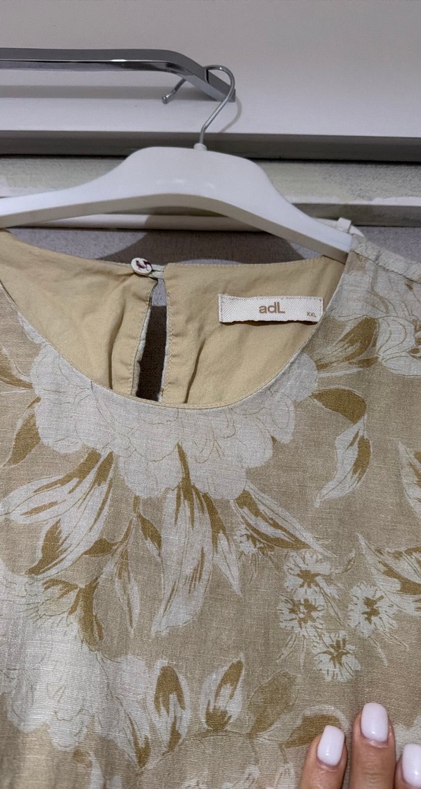 Bej Çiçek Desenli Kolsuz Mini Elbise - Görsel 2