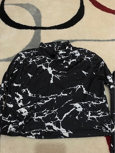 Siyah desenli crop bluz