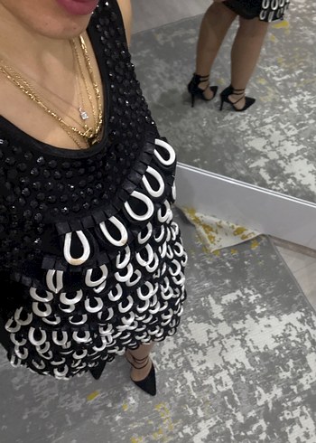 Zincir Detaylı Siyah Mini Elbise - Görsel 3