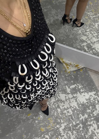 Zincir Detaylı Siyah Mini Elbise - Görsel 4