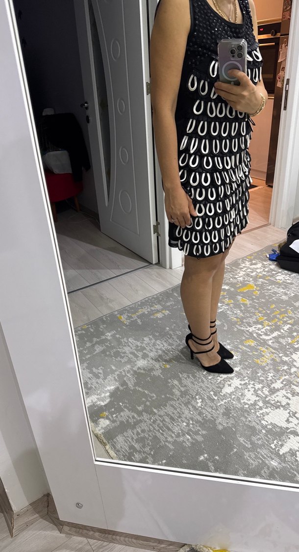 Zincir Detaylı Siyah Mini Elbise - Görsel 5