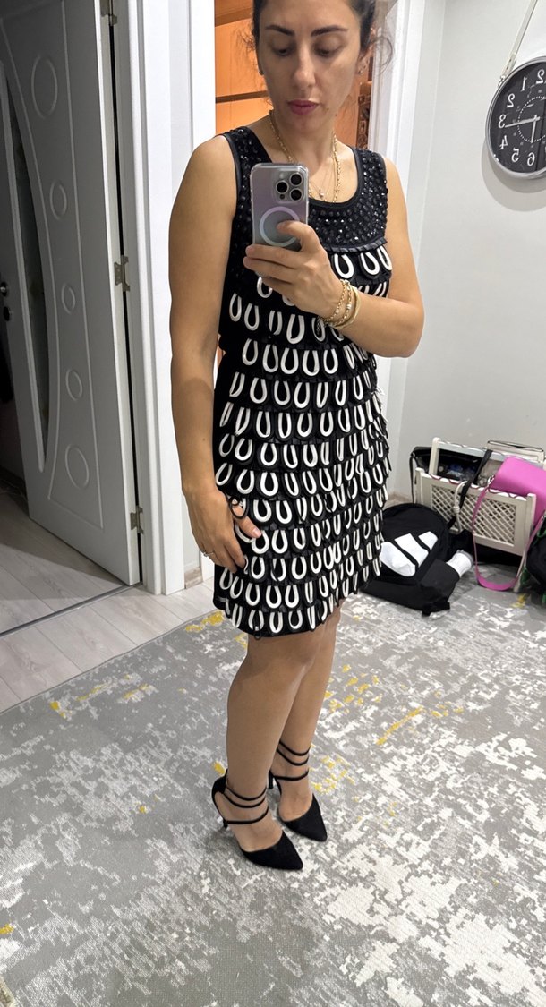 Zincir Detaylı Siyah Mini Elbise - Görsel 2