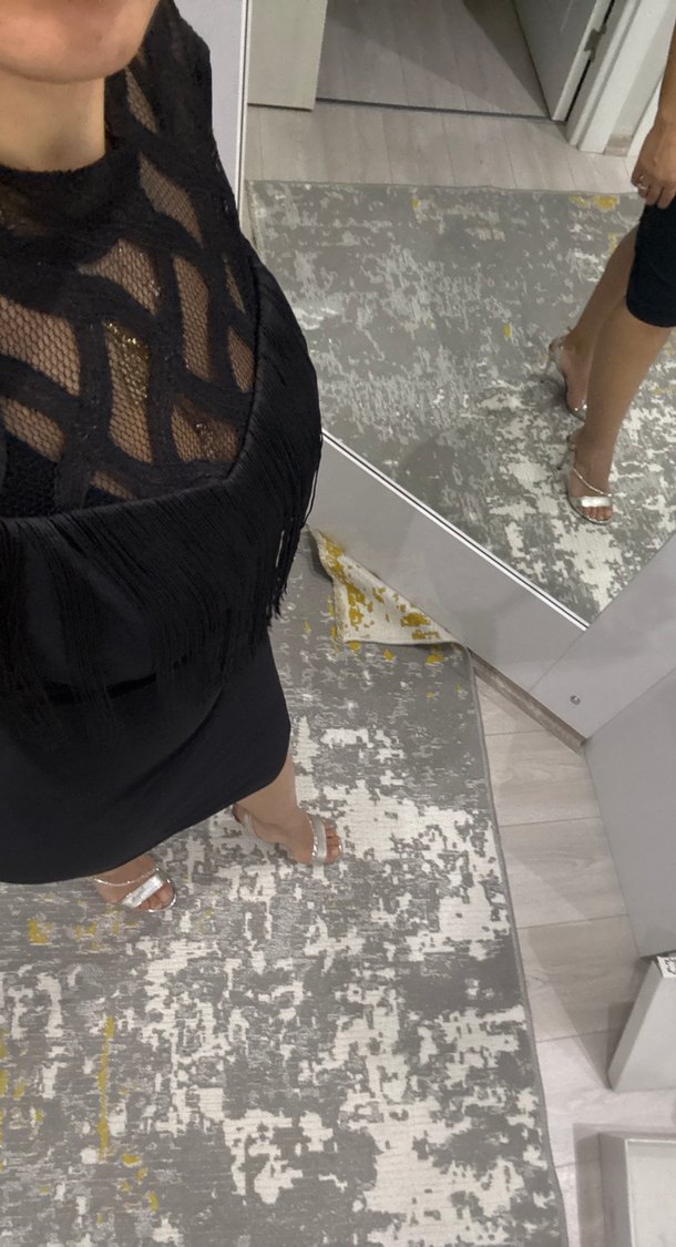 Siyah Püsküllü Midi V Yaka Ofis Elbisesi - Görsel 3