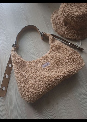 Bej Peluş Kadın Çanta ve şapka  - Rahat Sokak Stili - Görsel 2