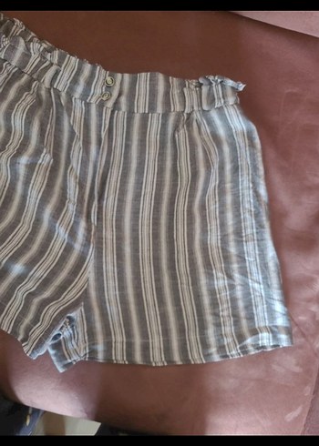 Gri Çizgili Keten Kısa Pilili Kadın şort - Görsel 3