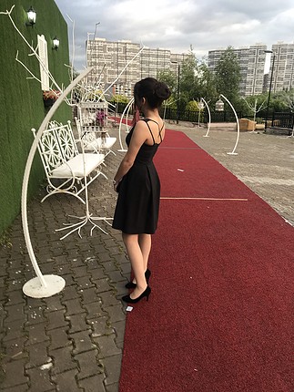 Arkası çapraz askılı elbise 