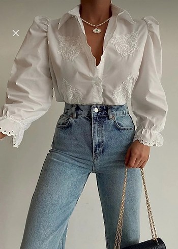 Nakışlı V Yaka Düğmeli Beyaz Denim Gömlek