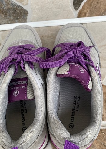 Mor bağcıklı gri kadın spor ayakkabı - Görsel 3