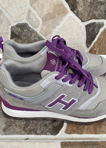 Mor bağcıklı gri kadın spor ayakkabı - Görsel 2