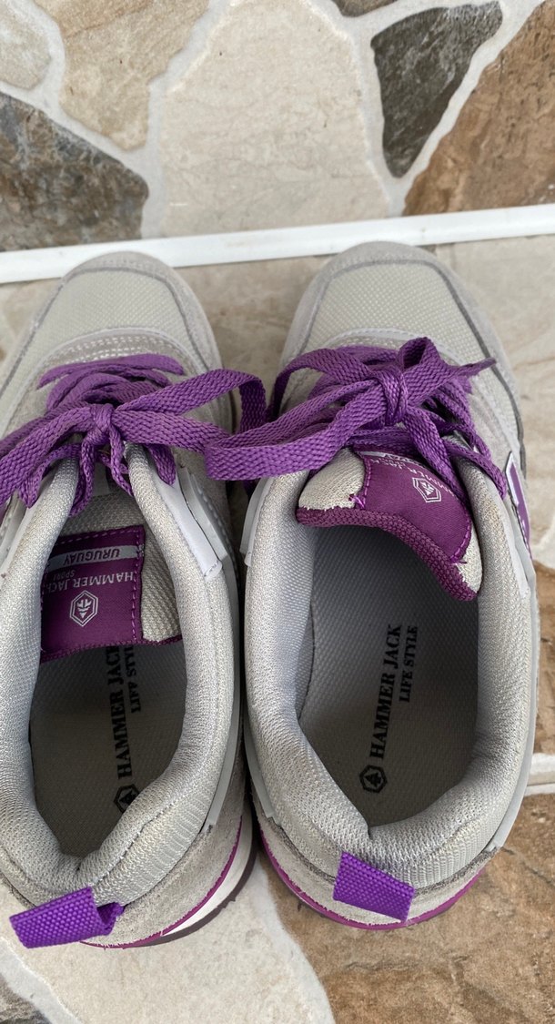 Mor bağcıklı gri kadın spor ayakkabı - Görsel 3