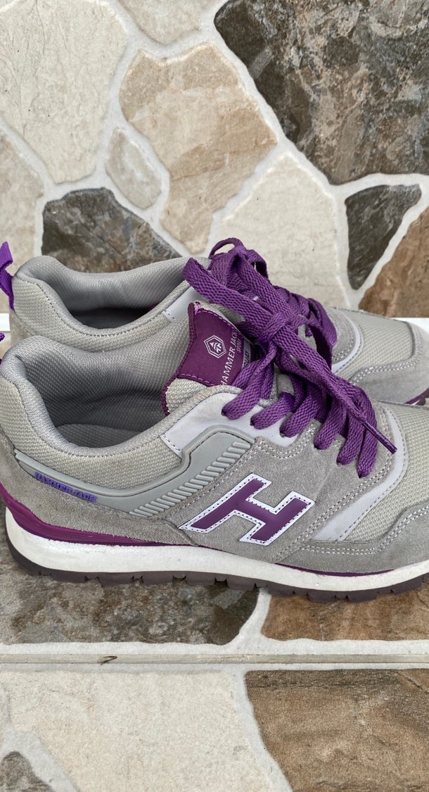 Mor bağcıklı gri kadın spor ayakkabı - Görsel 2