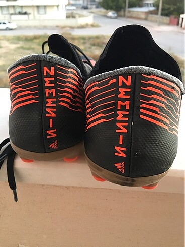 Adidas çim saha krampon çok giyilmiş fakat yırtığı söküğü pek yo