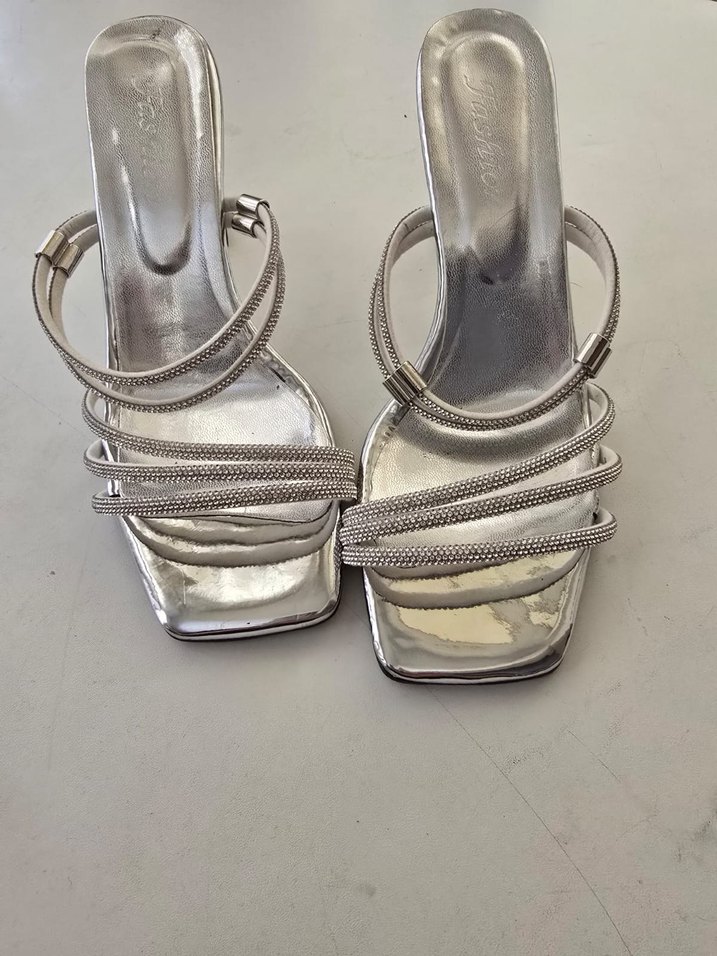 Gri Yılan Desenli Tokalı İnce Topuklu Kadın Ayakkabı - Görsel 3