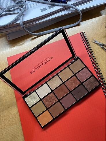 Yves Saint Laurent Revolution far paleti