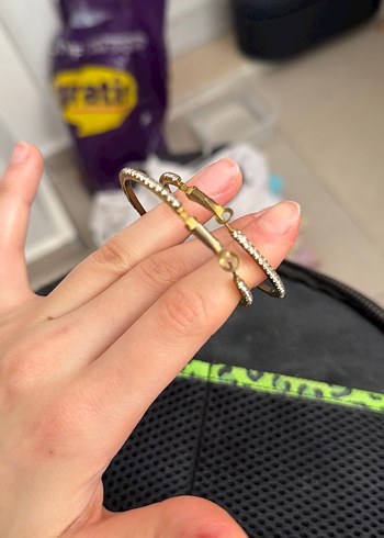 Bej Renkli Midi Yılan Desenli Payetli Küpe - Görsel 2