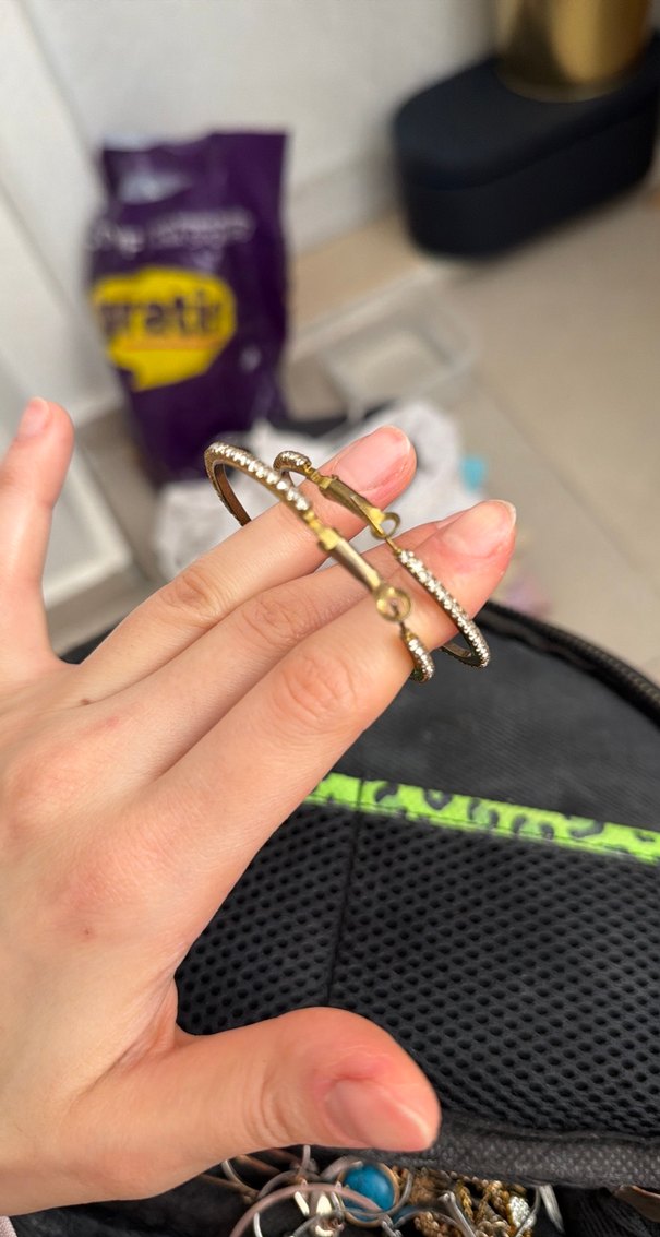 Bej Renkli Midi Yılan Desenli Payetli Küpe - Görsel 2